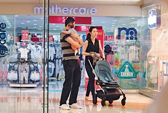 Diệp Thúy Thúy giờ đây có cuộc sống giản dị bên chồng con.  Vào ngày 19/7 vừa qua, Hoa hậu Hong Kong 2005 bị bắt gặp cùng chồng và con đi mua hàng giảm giá ở một trung tâm thương mại. Phong cách thời trang của Diệp Thúy Thúy cũng rất giản dị chứ không còn sang chảnh như hồi chưa kết hôn.