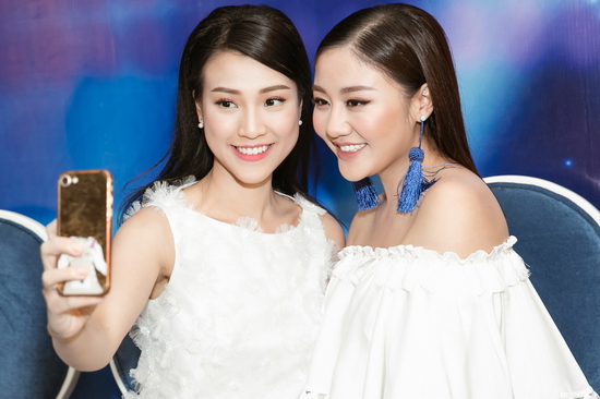 Hoàng Oanh bên Văn Mai Hương