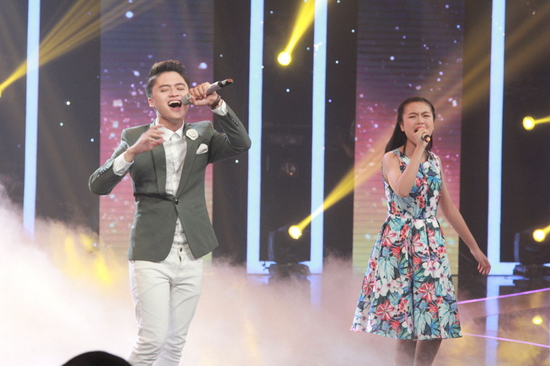 Ngọc Sang và em gái Khánh Linh trên sân khấu Gia đình song ca