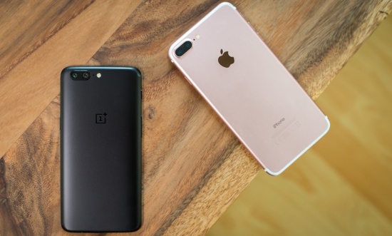 Thiết kế: Phải thừa nhận rằng OnePlus 5 nhìn rất giống với iPhone 7 Plus nhất là mặt sau, thậm chí vị trí của hệ thống camera kép cũng hoàn toàn tương tự. 