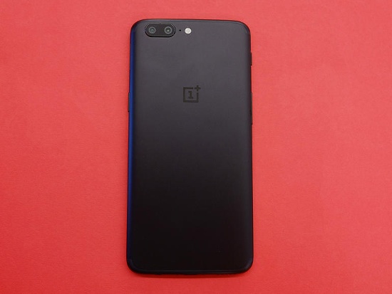 Mặt lưng của OnePlus 5 được làm bằng nhôm gia công nhám và mịn, các cạnh được bo cong và bốn góc bo tròn cho cảm giác cầm nắm rất thoải mái và bám tay. 