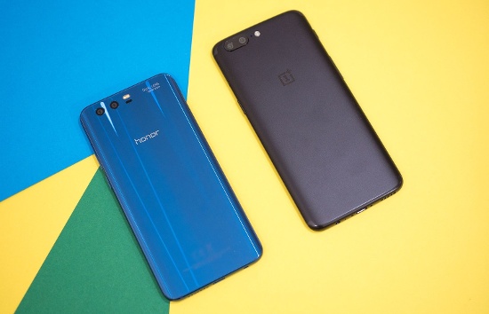 So với OnePlus 5 thì thiết kế của Honor 9 lại tạo nên một bất ngờ lớn với vẻ ngoài sang chảnh và rất ấn tượng. Giống như các mẫu smartphone cao cấp, máy sở hữu khung kim loại sang trọng kết hợp 2 mặt kính. 