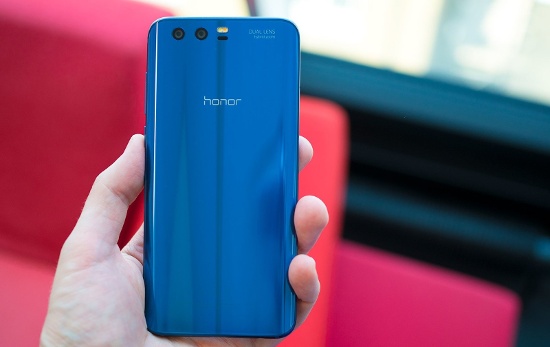 Ngoài ra các cạnh của máy cũng được ôm cong nhiều hơn so với OnePlus 5, đây là kiểu thiết kế tương tự như Galaxy S7 giúp thiết bị ôm tay hơn khi cầm.