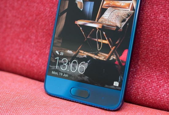 Mặt trước của Honor 9 cũng được hoàn thiện khá tốt, nhìn rất giống với Galaxy S7 của Samsung, nhưng các góc được bo tròn ít hơn và phím cứng home cũng được tích hợp cảm biến vân tay như đối thủ. 