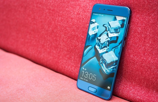 Có thể khẳng định, thiết kế của Honor 9 đẹp và nổi bật hơn so với đối thủ OnePlus 5