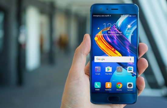Trong khi đó, Honor 9 sử dụng màn hình LCD nhỏ hơn một chút với kích thước 5,15 inch, màn hình LCD thường có màu đen không sâu và độ tương phản kém hơn so với màn hình AMOLED của OnePlus 5. 