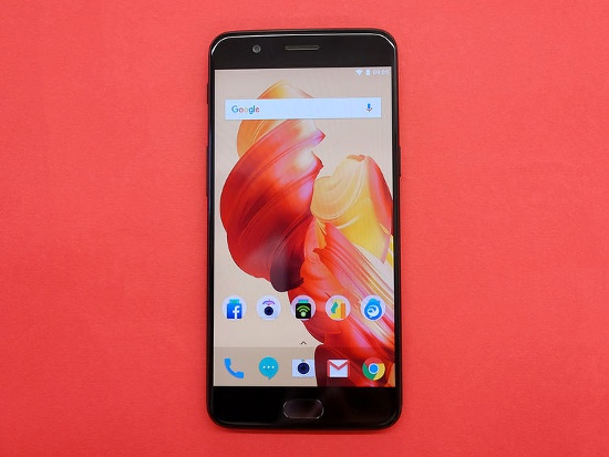 Mặc dù màn hình của cả hai đều có thể xử lý tốt công việc giải trí hàng ngày nhưng OnePlus 5 vẫn ghi điểm về khả năng hiển thị.