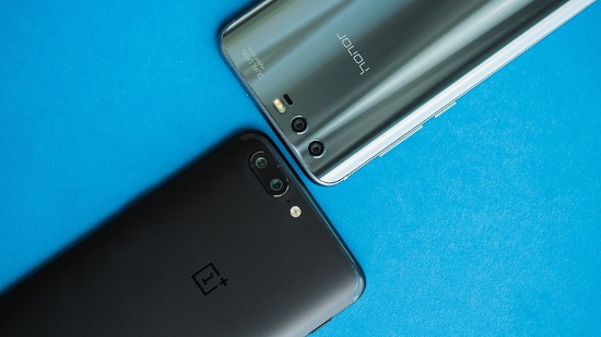 Camera: Thêm một điểm chung thú vị trên cả OnePlus 5 và Honor 9 đó là cả hai đều sở hữu hệ thống camera kép với một cặp ống kính ở mặt sau, cho phép chụp ảnh chân dung với khả năng làm mờ phông nền tương tự như trên iPhone 7 Plus.  