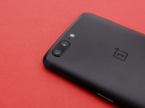 Ảnh chụp từ OnePlus 5 có độ chi tiết cũng như màu sắc và độ tương phản khá hài lòng, đó là nhờ sự kết hợp giữa camera chính độ phân giải 16MP khẩu độ f/1.7 và camera phụ độ phân giải lên tới 20MP với khẩu độ f/2.6. 