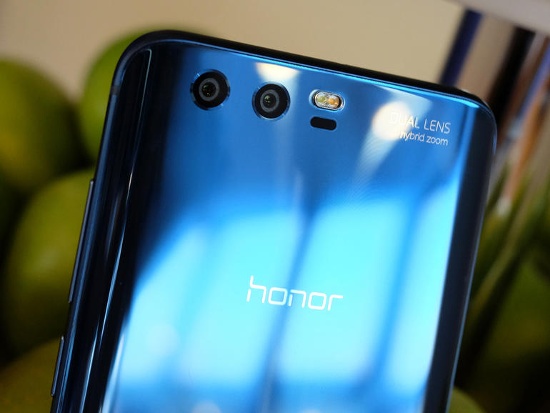 Honor 9 sử dụng hệ thống camera kép tương tự như trên Huawei P10, gồm một cảm biến chính độ phân giải 12MP để chụp ảnh màu và cảm biến phụ độ phân giải 20MP để chụp ảnh đơn sắc, camera của cả hai đều có khẩu độ f/2.2. Tiếc là camera chính không hỗ trợ OIS và tự động lấy nét laser, vì vậy ảnh chụp đêm cho chất lượng khá khiêm tốn. 