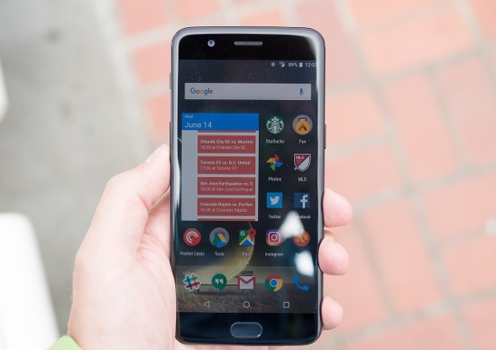 Hiệu năng: OnePlus 5 được trang bị bộ vi xử lý mạnh nhất hiện nay là Snapdragon 835, kết hợp RAM 6GB hoặc 8GB tối đa, cho trải nghiệm người dùng mượt mà. Mọi thao tác với các ứng dụng, đa nhiệm, giải trí kể cả các game đồ họa cao cấp thì OnePlus 5 cũng đều có thể giải quyết trơn tru. 