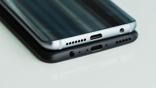 Trong khi đó, Honor 9 vẫn sử dụng con chip Kirin 960 như trên Huawei P10, kết hợp với RAM 4GB vẫn mang đến cho người dùng tốc độ xử lý ứng dụng khá nhanh mà không có bất kỳ độ trễ nào xảy ra, kể cả chạy đa nhiệm hay chiến game. Nhưng rõ ràng con chip này vẫn xếp sau Snapdragon 835 trên OnPlus 5.