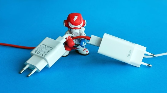 Pin: Pin dung lượng 3200 mAh của Honor 9 có thể dễ dàng đảm bảo người dùng sử dụng cả ngày. Tuy nhiên, công nghệ sạc nhanh Huawei Quick Charge đi kèm lại có thời gian sạc kém hơn so với Dash Charge của đối thủ cạnh tranh. Máy cần tới 2 giờ để sạc đầy thay vì 80 phút như trên OnePlus 5. Thời lượng pin của Honor 9 khi sử dụng liên tục đạt 6 giờ 58 phút.