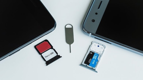 OnePlus 5 sở hữu viên pin dung lượng 3300 mAh lớn hơn đối thủ một chút nhưng cũng có màn hình lớn hơn, vì vậy OnePlus 5 có thời lượng pin thấp hơn một chút với 6,5 giờ. 