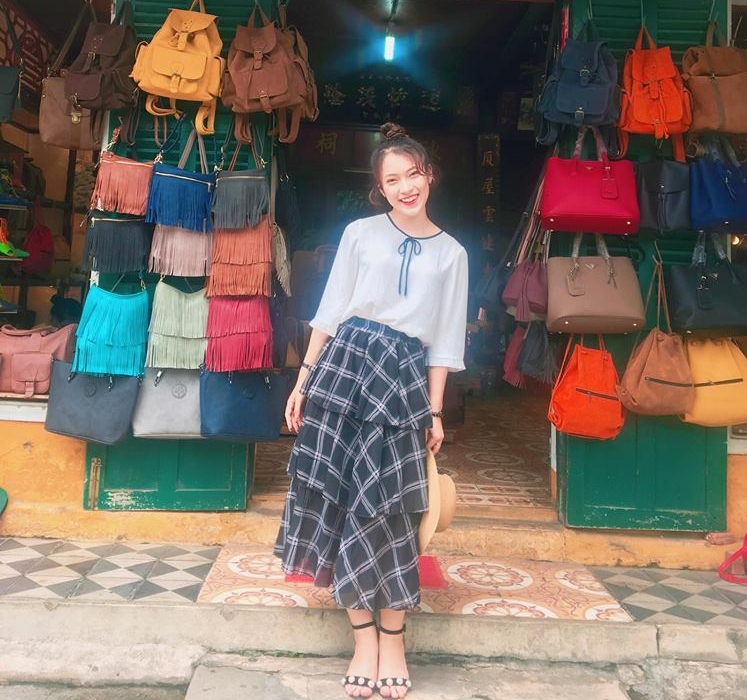 Khánh Vy tung tăng mua sắm cuối tuần