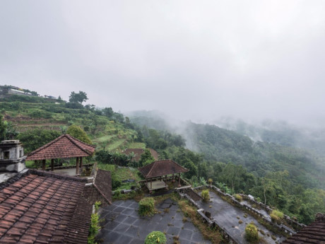 Tọa lạc ở phía bắc Indonesia, trên vùng cao nguyên của đảo Bali, khách sạn này nằm gần ngôi làng du lịch nổi tiếng Bedugul, cách thủ phủ Bali là Denpasar khoảng 48 km.
