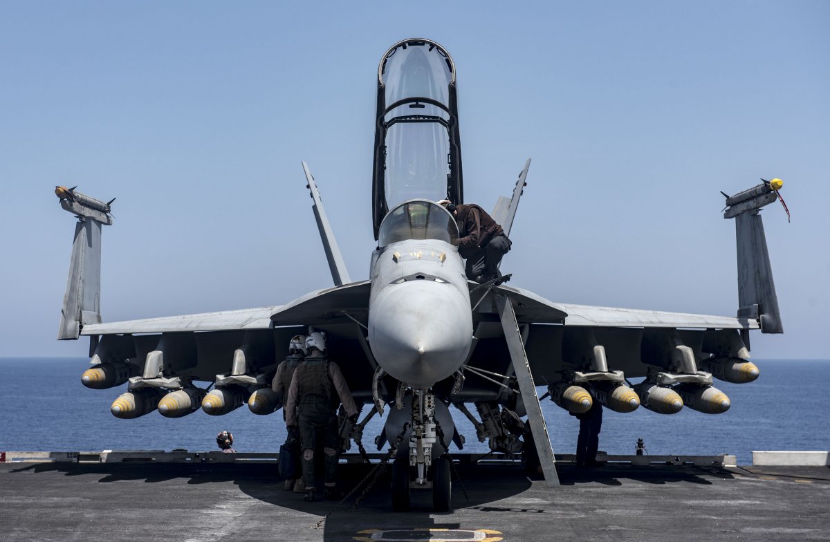 Tiêm kích F/A-18 Hornet là một trong những vũ khí xương sống của lực lượng hải quân Mỹ. Được thiết kế với mục đích ban đầu là dùng riêng cho tàu sân bay nhưng trên thực tế, F/A-18 Super Hornet là một tiêm kích hạm đa năng hạng nặng, có khả năng đảm nhận tất cả những nhiệm vụ như các phiên bản chiến đấu cơ chuyên dụng trên mặt đất.