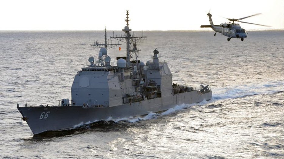 Những chiến hạm giống như tàu USS Hue City luôn theo dõi và làm nhiệm vụ bảo vệ cho tàu sân bay của Mỹ khỏi những cuộc tấn công bằng tên lửa