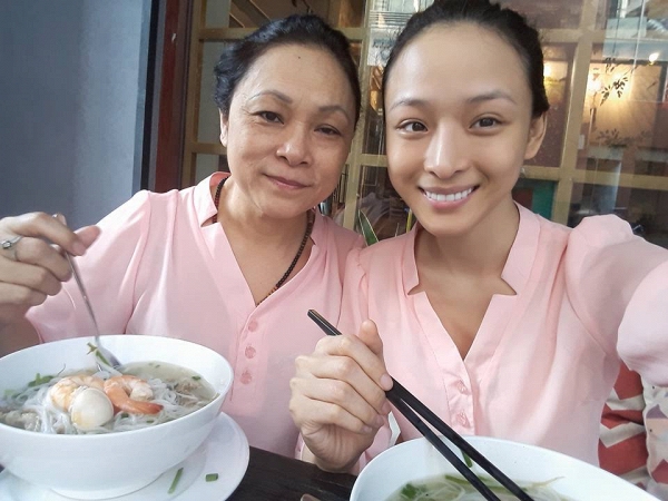 Hình ảnh Phương Nga tận hưởng cuộc sống sau khi được tại ngoại