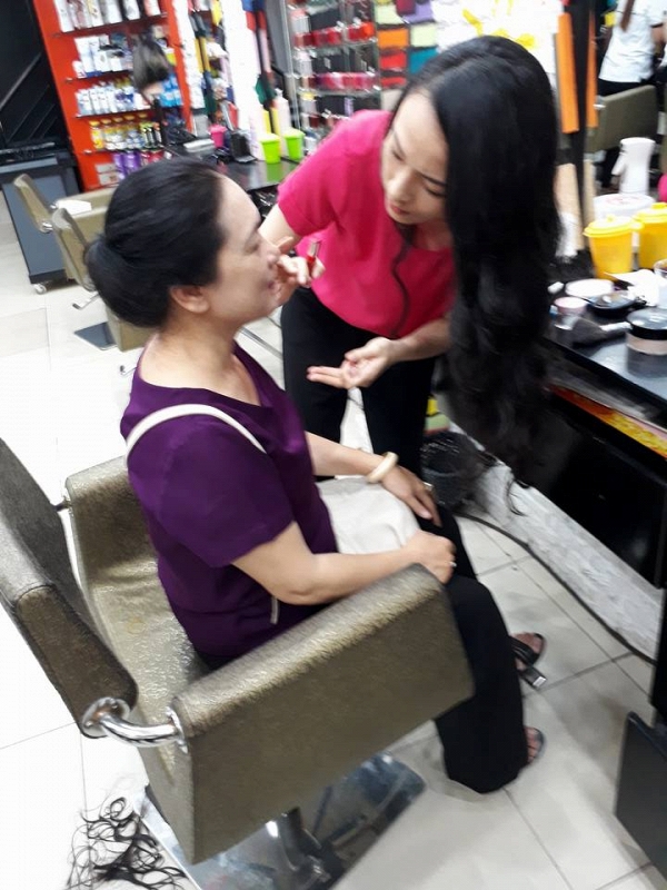 Hai mẹ con không quên đi làm đẹp…