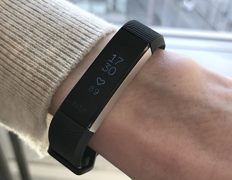 Vòng đeo tay kết nối Fitbit Alta HR. Fitbit đang dẫn đầu thị trường thế giới trong phân khúc vòng đeo tay kết nối. Với giá chưa đến 150 euro, Alta HR là thiết bị theo dõi hoạt động phổ biến, dễ sử dụng và rất mạnh mẽ. Thiết bị giúp bạn giám sát nhịp tim liên tục mỗi ngày.