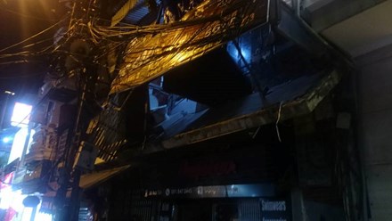  Nhiều đồ đạc ở trên ban công rơi sầm sập xuống đường, tấm sàn bê-tông của ban công 