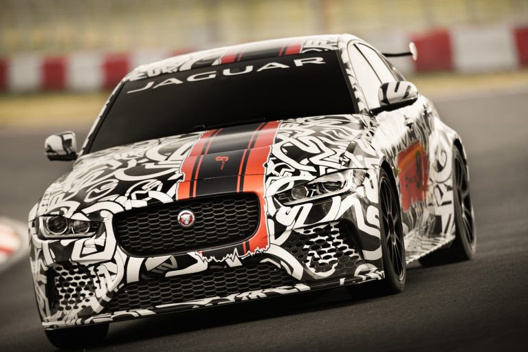 1. Jaguar XE SV Project 8: Rò rỉ cách đây chưa lâu, nhà sản xuất xe hơi Anh vừa giới thiệu mẫu sedan hiệu suất cao tại lễ hội Goodwood Festival of Speed 2017. Mẫu xe này sở hữu đông cơ V8 siêu nạp, dung tích 5.0L công suất tối đa 600 mã lực. Sức mạnh không thua kém nhiều dòng siêu xe khác.