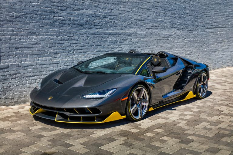 5. Lamborghini Centenario: Lamborghini Centenario đã bắt đầu được bàn giao cho khách hàng trên toàn thế giới. Được sản xuất nhằm kỷ niệm ngày sinh lần thú 100 của nhà sáng lập Ferruccio Lamborghini, Centenario là một cỗ máy độ thực thụ.