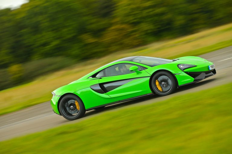 6. McLaren 570S: McLaren 570S là sản phẩm đầu tiên trong dải Sport Series của nhà sản xuất xe hơi Anh McLaren. Dù có nhiều mẫu siêu xe McLaren nhưng 570S vẫn có vẻ đẹp riêng thu hút tín đồ tốc độ. 