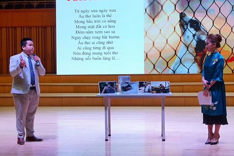 MC Vân Hugo cùng &quot;thần đồng&quot; Đỗ Nhật Nam dẫn chương trình hát cùng những niềm vui