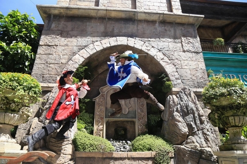 Dạo chơi xứ cổ tích Sun World Ba Na Hills với những chàng lính ngự lâm