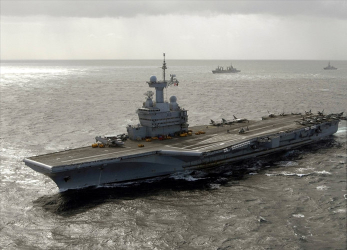Tàu sân bay Charles de Gaulle có chiều dài 261m là tàu sân bay hạt nhân duy nhất của Pháp. Tàu có thể mang theo 20 chiến đấu cơ và có đủ nhiên liệu để hoạt động liên tục trong vòng 20 năm.