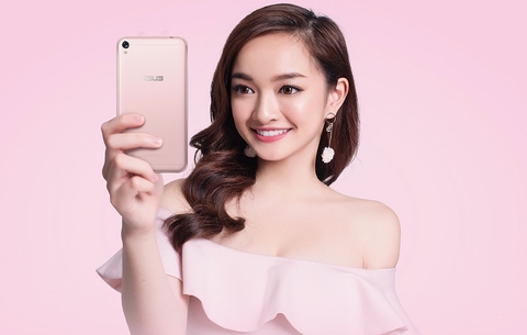 Camera trước của ZenFone Live được tích hợp những cải tiến mới nhất để đảm bảo cho những bức ảnh selfie sắc nét hơn, rõ ràng hơn. Bộ cảm biến có kích thước điểm ảnh lớn 1.4μm, cải thiện độ nhạy sáng lên đến 200% so với smartphone sở hữu điểm ảnh tiêu chuẩn. Đồng thời máy trang bị đèn flash selfie tôn tông màu thật cho da, giúp chụp tốt trong điều kiện thiếu sáng.