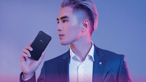 Với trọng lượng chỉ khoảng 120g, người dùng có thể thoải mái khi sử dụng ZenFone Live bằng một tay. Màn hình Zenfone Live trang bị màn hình 5 inch kính cong 2,5D sử dụng tấm nền IPS LCD độ phân giải HD và tỷ lệ hiển thị 75%.