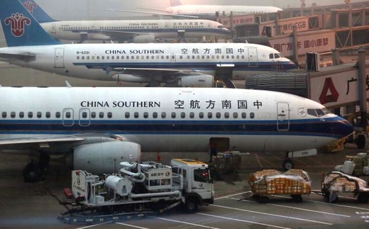 Ném đồng xu vào động cơ máy bay để cầu…bình an!