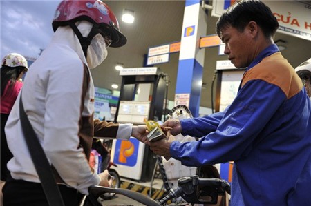 Giá xăng giảm, dầu đồng loạt tăng từ 17h chiều nay