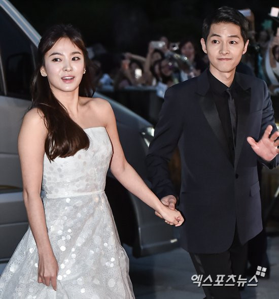 Sau khi bộ phim lên sóng thành công, Song Joong Ki nhiều lần tháp tùng Song Hye Kyo tới các lễ trao giải phim ảnh. Nam diễn viên 32 tuổi có những cử chỉ ân cần, quan tâm tới bạn gái xinh đẹp.