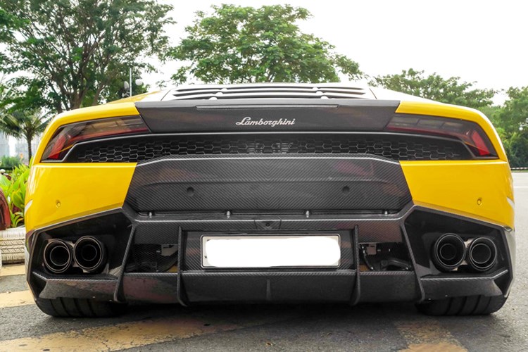 Ngoài ra, còn có cánh gió sau cỡ lớn bằng sợi carbon. Cách độ này vừa mang đến cho siêu xe Huracan nhẹ hơn so với tiêu chuẩn, bên cạnh đó giúp ngoại hình của 