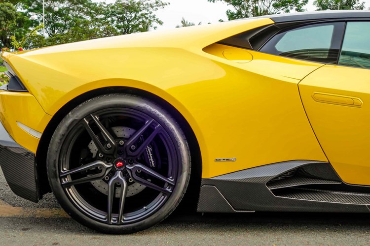 Được biết, trong số 10 chiếc siêu xe Lamborghini Huracan xuất hiện tại thị trường Việt Nam trong thời gian qua, siêu xe của đại gia Cường Đô la là 1 trong 3 chiếc có gói độ ngoại thất công phu nhất và sở hữu 