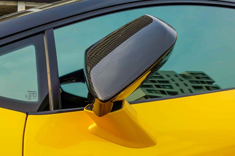 Siêu xe Lamborghini Huracan được trang bị động cơ V10, dung tích 5,2 lít, sản sinh công suất 610 mã lực và mô-men xoắn cực đại 560Nm. 