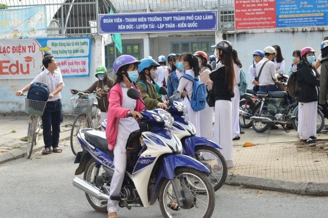 Cho thôi việc thầy giáo làm lộ đề thi để trả ơn hàng xóm