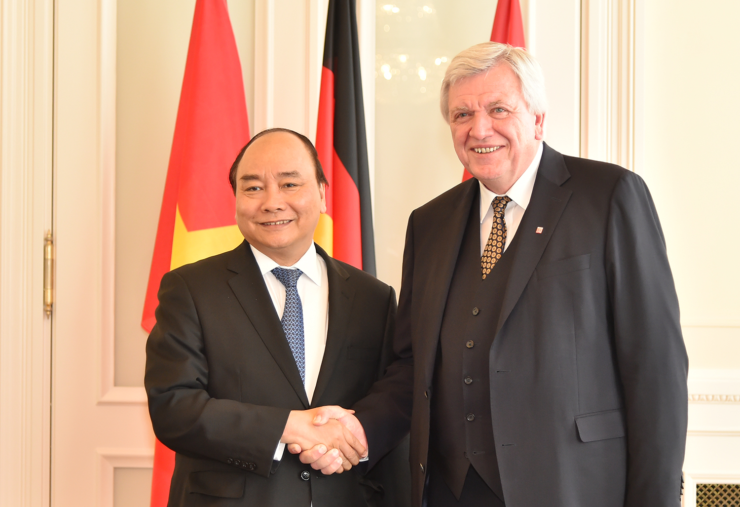 Thủ tướng Nguyễn Xuân Phúc và Thủ hiến bang Hessen Volker Bouffier. Ảnh: VGP/Quang Hiếu