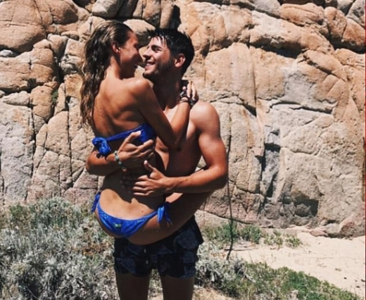 Morata và vợ diễn &quot;cảnh nóng&quot; trên bãi biển