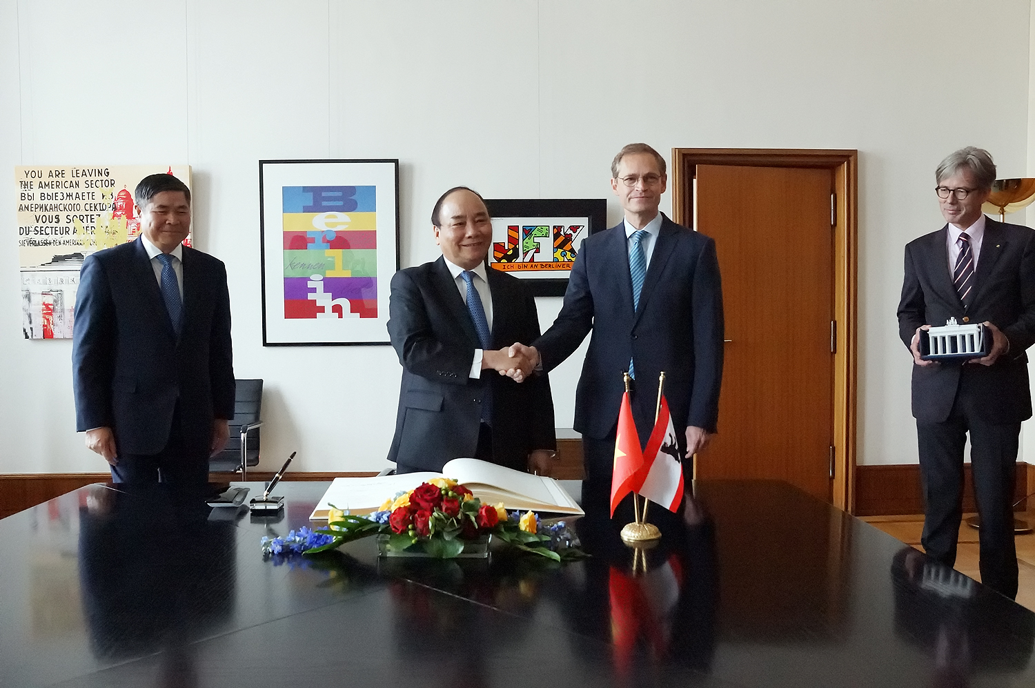 Thủ tướng Nguyễn Xuân Phúc làm việc với Thủ hiến bang kiêm Thị trưởng Thủ đô Berlin Michael Müller. Ảnh: VGP/Quang Hiếu