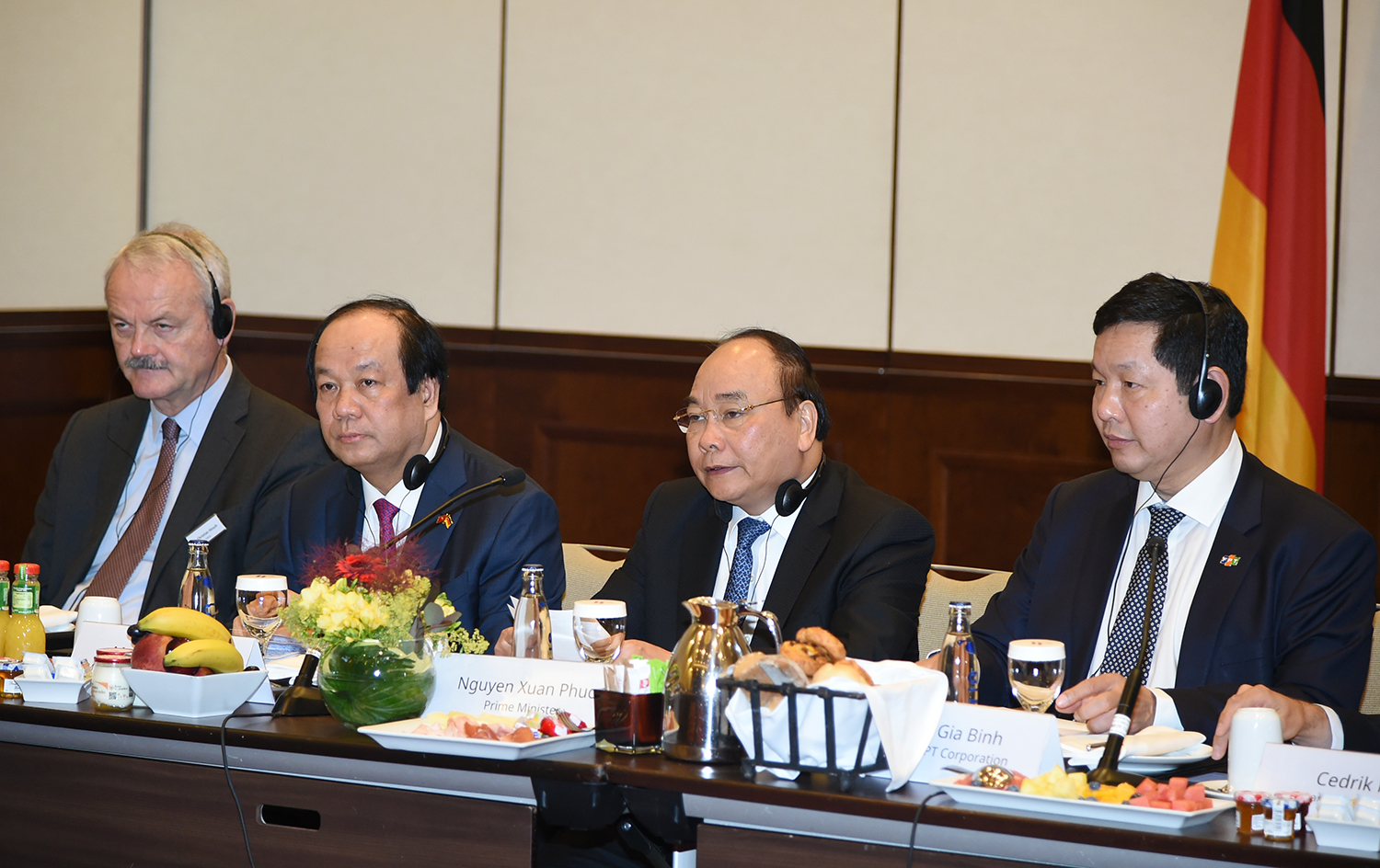 Thủ tướng Nguyễn Xuân Phúc gặp gỡ, đối thoại với một số doanh nghiệp hàng đầu của Đức. Ảnh: VGP/Quang Hiếu
