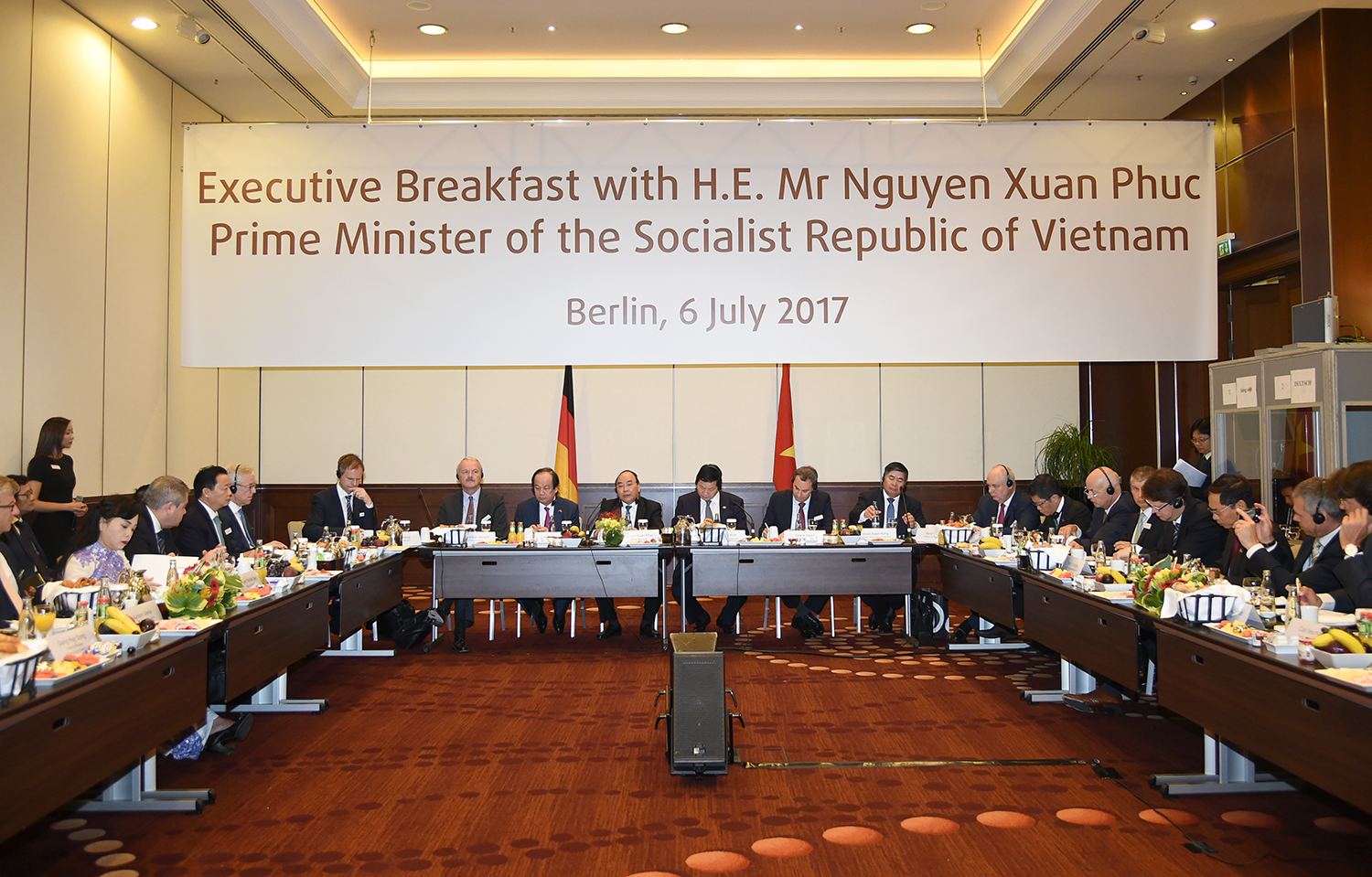 Thủ tướng Nguyễn Xuân Phúc gặp gỡ, đối thoại với một số doanh nghiệp hàng đầu của Đức. Ảnh: VGP/Quang Hiếu