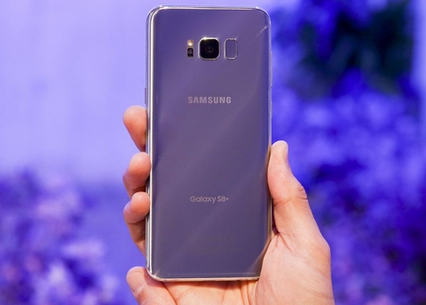 Galaxy S8 Plus (20,49 triệu đồng). S8 Plus được trang bị màn hình 6.2-inch độ phân giải 2K+, tỉ lệ 18,5:9 trên tấm nền Super AMOLED.  Galaxy S8 Plus chạy trên con chip Exynos 8895 cùng 4 GB RAM, 64 GB bộ nhớ trong. Khi sử dụng màn hình 6.2-inch kèm độ phân giải 2K+, nhưng viên pin chỉ 3.500 mAh khiến nhiều người hoài nghi về thời lượng pin trên Galaxy S8 Plus, tuy nhiên, thực tế lại không hề đang lo ngại như vậy, ngoài ra còn được trang bị tính năng sạc nhanh.  Mặc dù đã được trang bị bộ nhớ trong 64 GB, người dùng cũng có thể mở rộng thẻ nhớ MicroSD, hỗ trợ tối đa 256 GB. Máy được thiết kế 2 SIM Nano (SIM 2 chung khe thẻ nhớ), hỗ trợ 4G. 