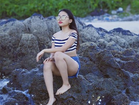 Phương Mỹ Chi lại hứng 'sóng gió' với quần áo ngắn và hở