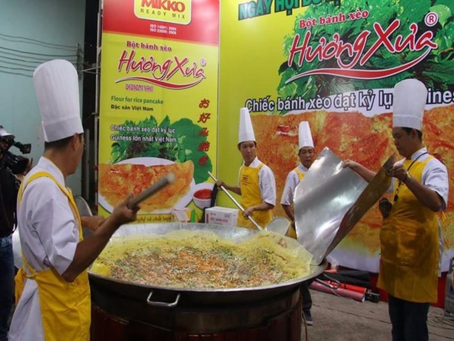 Cần Thơ: Bánh xèo lớn kỷ lục thu hút người xem