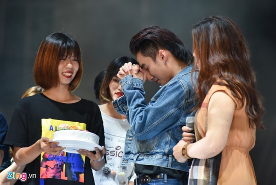 Không những thế, Sơn Tùng còn được nhận món quà tinh thần rất lớn của fan đã bí mật làm suốt 3 ngày 3 đêm. Đó là biểu tượng M-TP, những hình ảnh của Tùng từ nhỏ đến bây giờ, đặc biệt là những hình ảnh của Tùng với Sky.